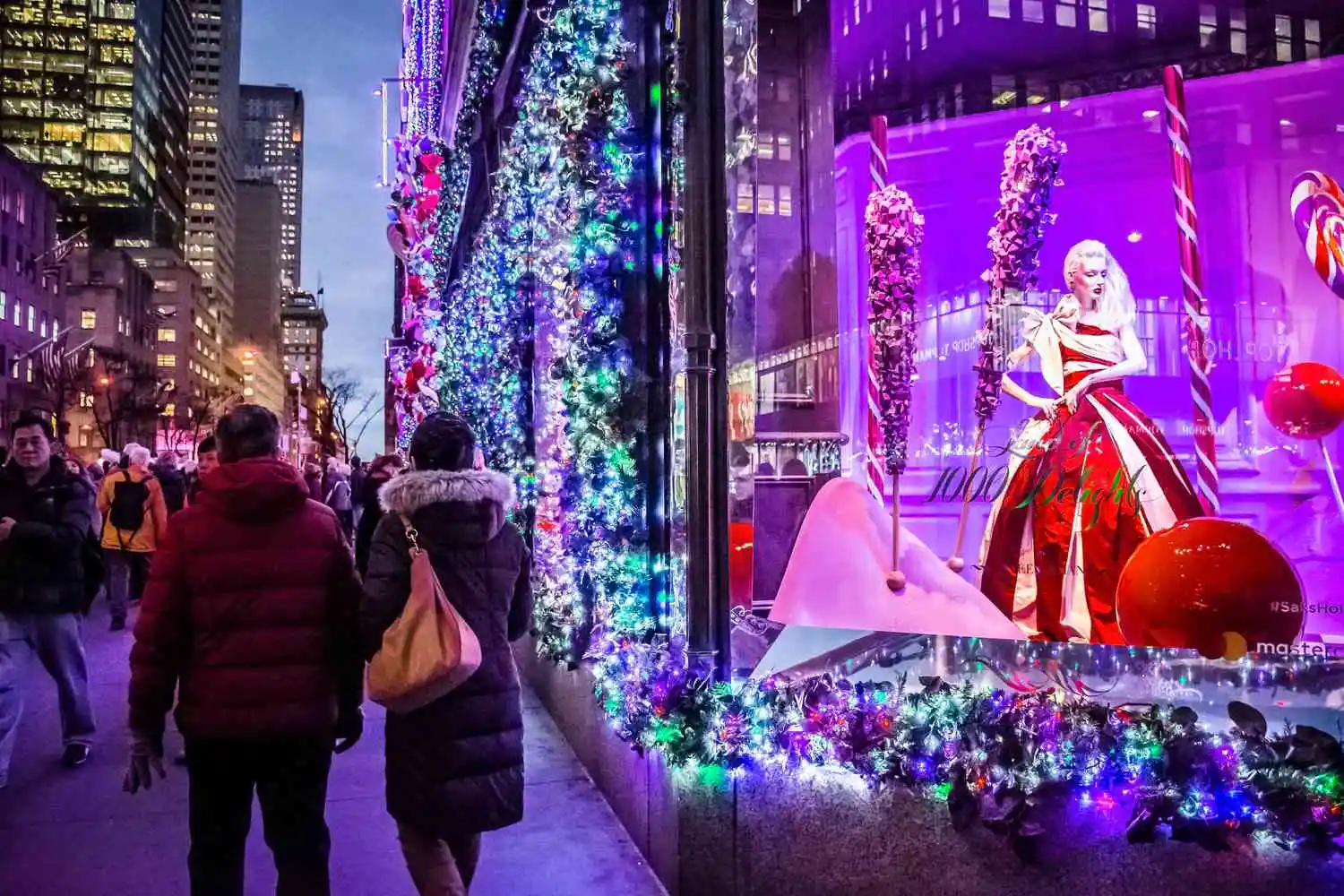 holidays-on-fifth-avenue-826561264-5b9ca20146e0fb002439c432
